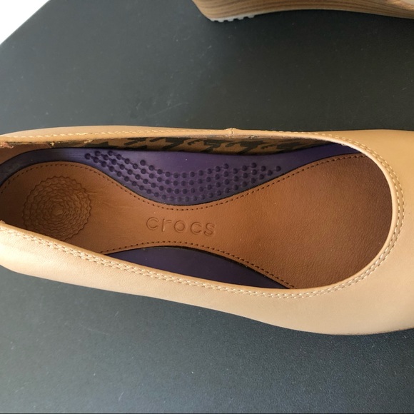 Crocs Tan wedges size 6. - Picture 4 of 8